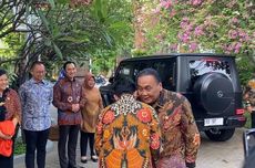 Momen Gibran Dibisiki Bambang Pacul Saat Terima Pimpinan MPR