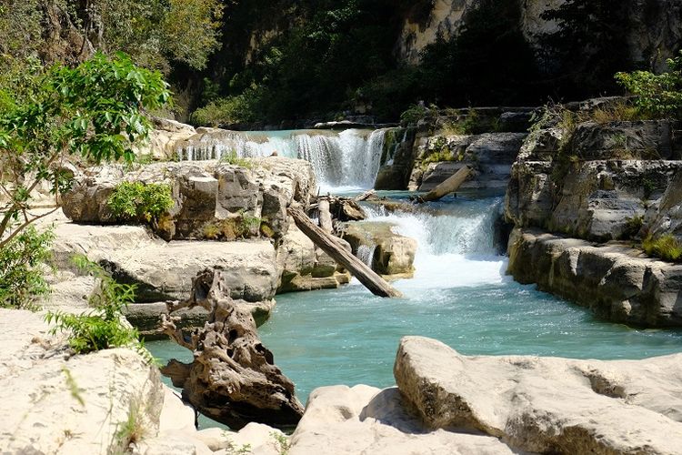 Ilustrasi Sumba - Air Terjun Tanggedu.