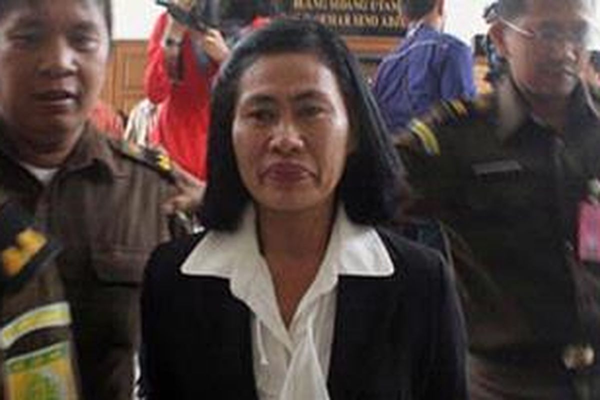 Ajun Komisaris Polisi Sri Sumartini didakwa menerima suap senilai 7.000 dollar AS setelah rekening Gayus Halomoan Tambunan senilai Rp 28 miliar dibuka penyidik Bareskrim Polri. 