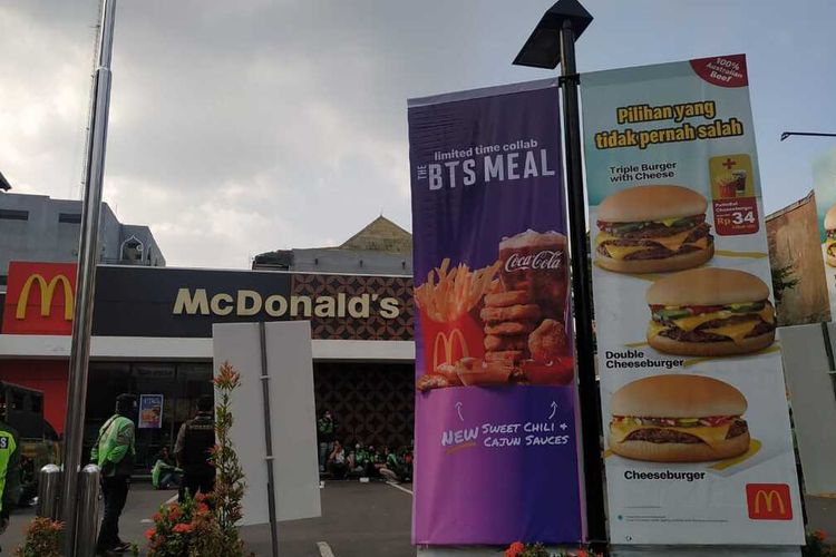 Promo menu BTS Meal di gerai McDonald's Jalan Slamet Riyadi Solo, Jawa Tengah yang membuat kerumunan, Rabu (9/6/2021).
