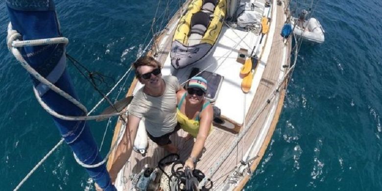 Pasangan Elena Manighetti dan Ryan Osborne berkeliling dunia menggunakan kapal sejak 2017. Tetapi, mereka tidak tahu jika dunia saat ini terjangkiti Covid-19.