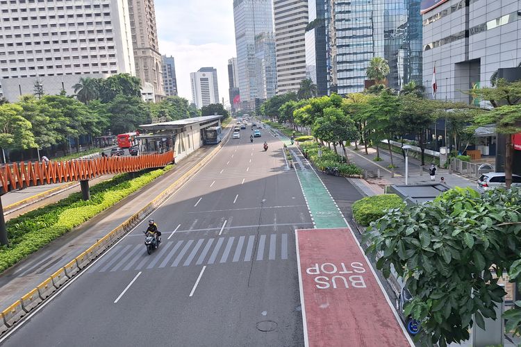 Kondisi Jalan Sudirman hingga M.H. Thamrin yang masih bebas dari kemacetan. Senin (15/4/2024).