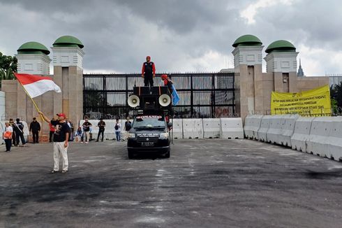 Buruh Bekasi Datangi DPR, Minta UU Ciptaker Dicabut 