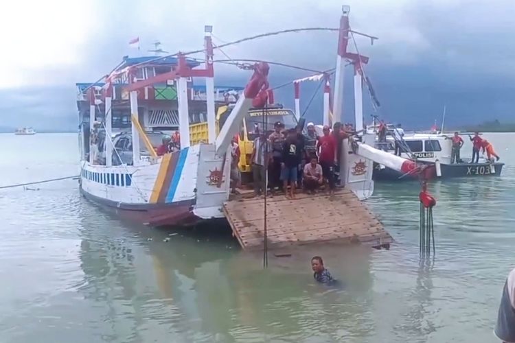 Pintu KM Samporna Putus yang menyebabkan sejumlah penumpang dan kendaraan terjun ke laut, Jumat (25/11/2022).