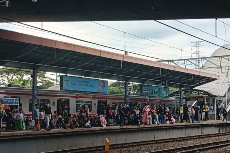 Stasiun Tanah Abang Padat Penumpang H+2 Lebaran, Didominasi Keluarga