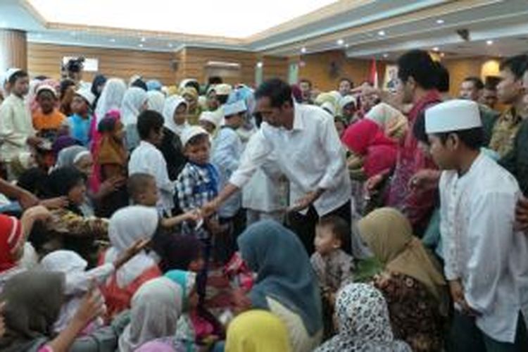 Gubernur DKI Jakarta Joko Widodo saat mengunjungi pasar murah di Kantor Walikota Jakarta Utara, Rabu (24/7/2013).