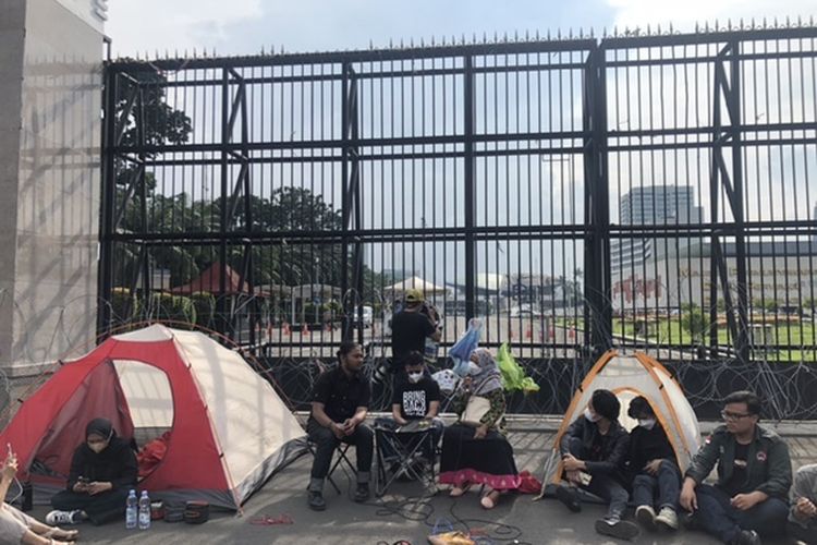 Koalisi masyarakat sipil kembali menggelar aksi tolak RKUHP di depan Gedung DPR RI, Senayan, Jakarta, Selasa (6/12/2022). 