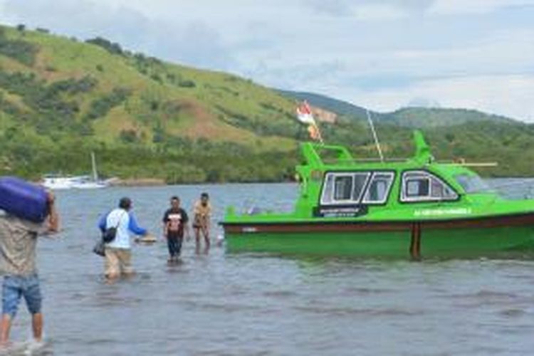 Speed boat dari Balai Besar Konservasi SDA Kupang di Taman Wisata Alam 17 Pulau Riung, Kecamatan Riung, Kabupaten Ngada, Pulau Flores, Nusa Tenggara Timur.