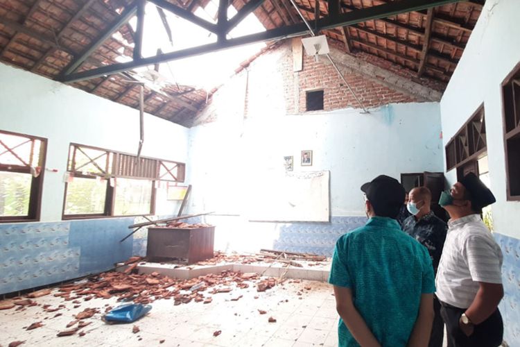 Ketua DPRD Gresik Abdul Qodir (kanan) saat meninjau kondisi salah satu ruangan kelas di SMP Negeri 27 Gresik yang atapnya ambruk, Kamis (18/11/2021).