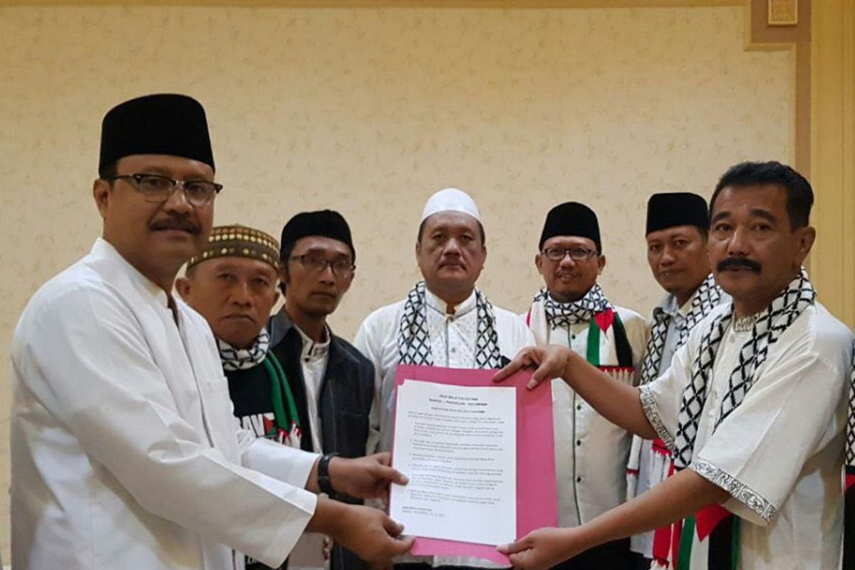 Wakil Gubernur Jawa Timur Saifullah Yusuf menerima titipan surat dari para ulama Bangil, Kabupaten Pasuruan Jawa Timur yang menolak pernyataan Presiden Amerika Serikat bahwa Yerusalem adalah ibukota Israel