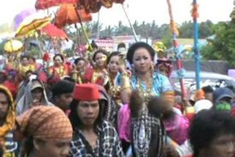 Suasana kontes kecantikan ala suku Mandar di sulawesi barat. Puluhan gadis cantik mewakili dusun dan desa mereka tampil di ajang bergengsi bagi warga suku  Mandar di Majane.