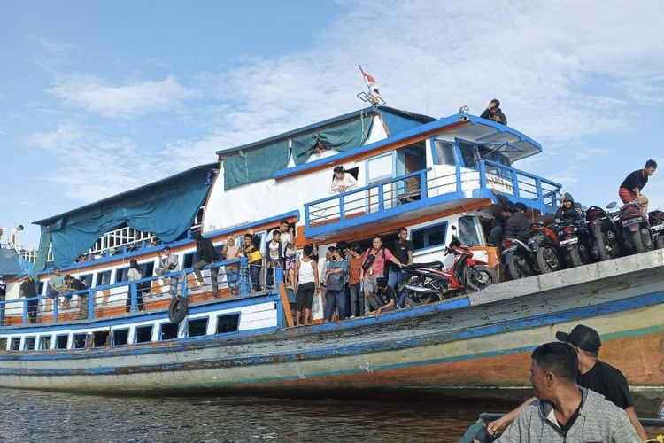 Kapal motor penumpang pengangkut 145 pemudik asal Kecamatan Teluk Batang, Kabupaten Kayong Utara, Kalimantan Barat (Kalbar) kandas di muara kubu, Kabupaten Kubu Raya. Kepala Polisi Resor Kubu Raya AKBP Arief Hidayat mengatakan, kandasnya kapap tersebut setelah menabrak tebing pasir di muara. 