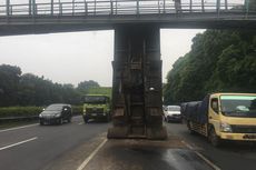 Bak Truk yang Tersangkut di JPO Tol Jakarta-Tangerang Selesai Ditangani Petugas