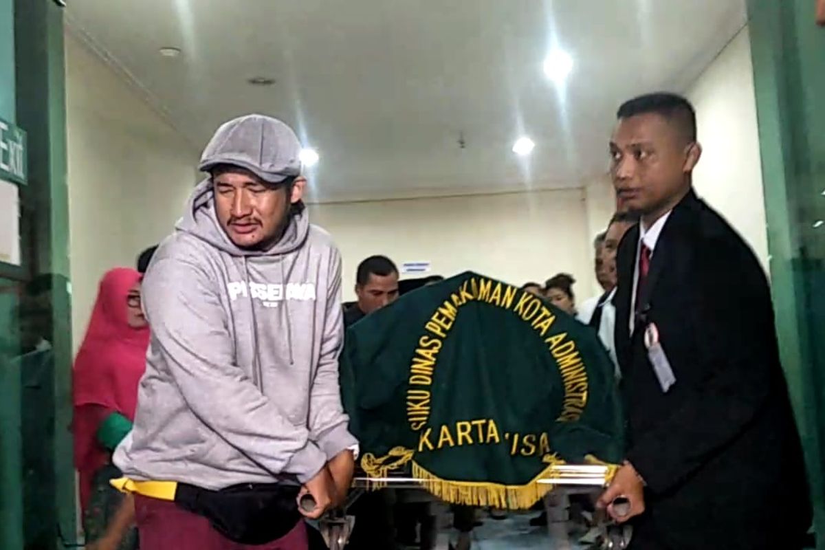 Isa Bajaj (berjaket abu-abu) turut mengangkat keranda berisi jenazah Agung Hercules dari ruang Instalasi Patologi Anatomi dan  Pemulasaraan Jenazah Rumah Sakit Dharmais, Slipi, Jakarta Barat, menuju ambulance, Kamis (1/8/2019).