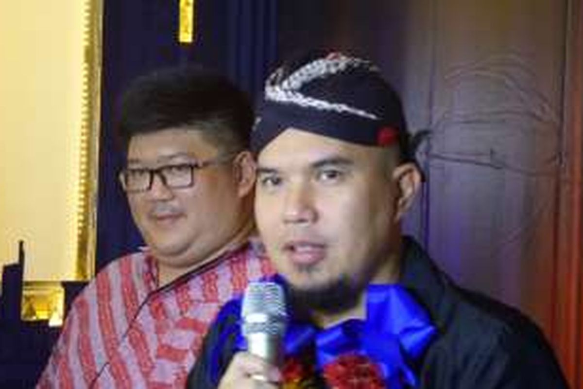 Musisi Ahmad Dhani saat menghadiri launching cabang rumah karaoke Ahmad Dhani Masterpiece Family Karaoke Buaran, di kawasan Buaran, Duren Sawit, Jakarta Timur, Selasa (26/4/2016) malam.