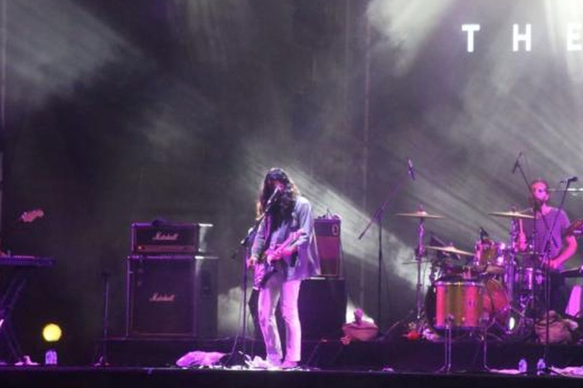 Band The Temper Trap memeriahkan panggung We The Fest di Parkir Timur Senayan, Jakarta, Minggu (14/8/2016).