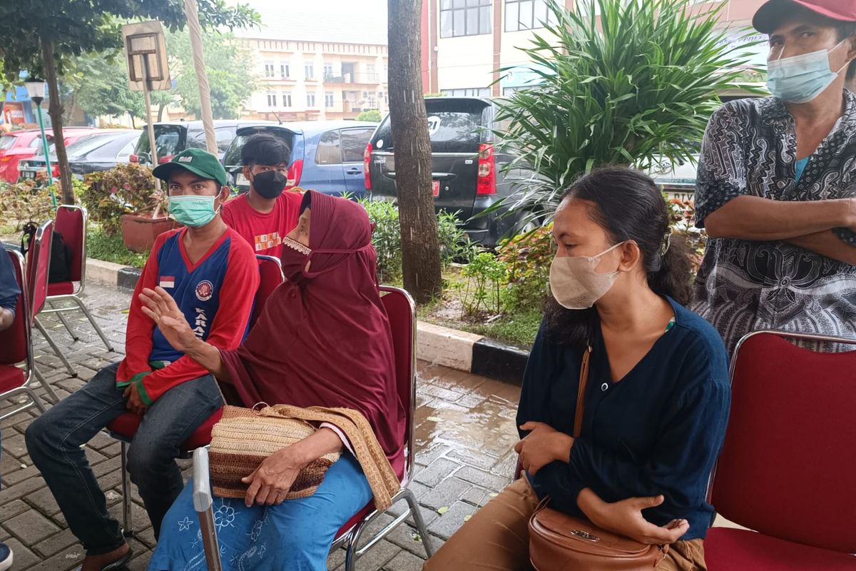 Salah satu anggota keluarga korban kebakaran Depo Pertamina, Plumpang, bernama Samod (75) sudah mencari ke mana-mana untuk mengetahui keberadaan jenazah adiknya, Ali (60), RS Polri Kramatjati, Jakarta Timur, Minggu (5/3/2023).