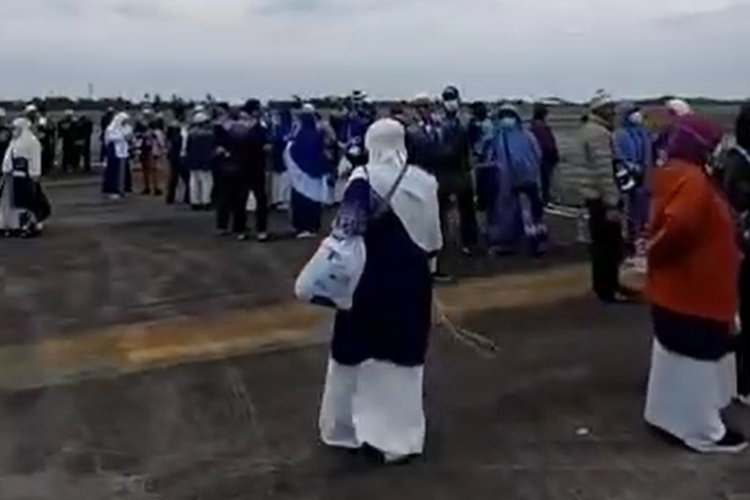 Penumpang Saudia Airlines dievakuasi keluar dari pesawat di Bandara Kualanamu, Sumatera Utara setelah mendapat ancaman bom pada Selasa (17/6/2025).