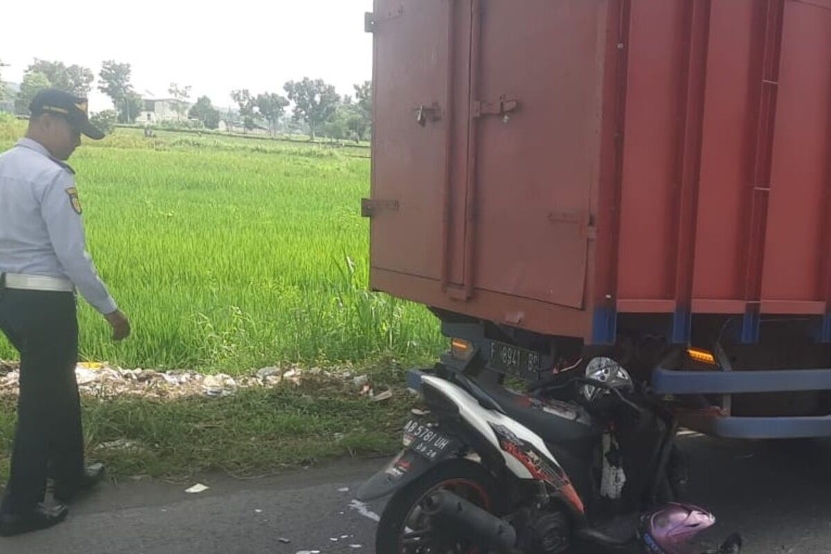 Kecelakaan sepeda motor dan truk box di Jalan Srandakan, Bantul. Selasa (15/4/2025)