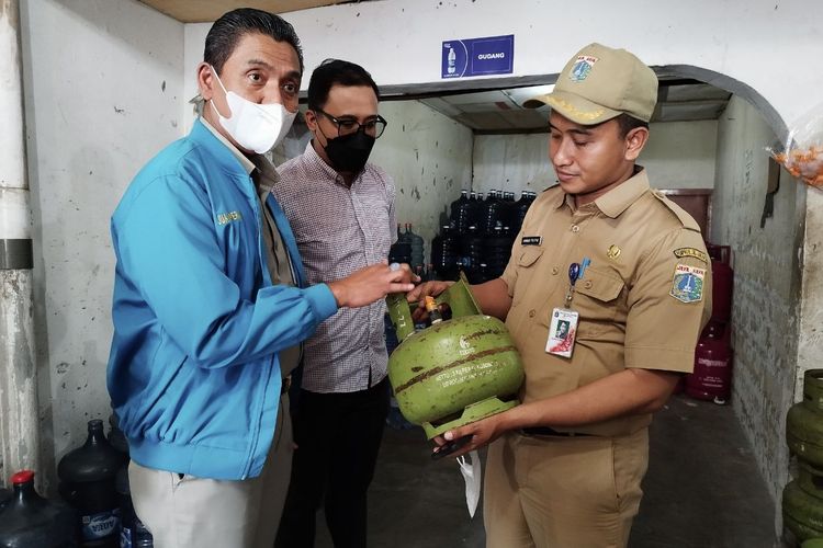 Pemkot Jakarta Pusat beserta perwakilan Pertamina dan Hiswana mendatangi pangkalan Elpiji 3 kilogram di Kemayoran, Jakarta Pusat, Selasa (7/3/2023).