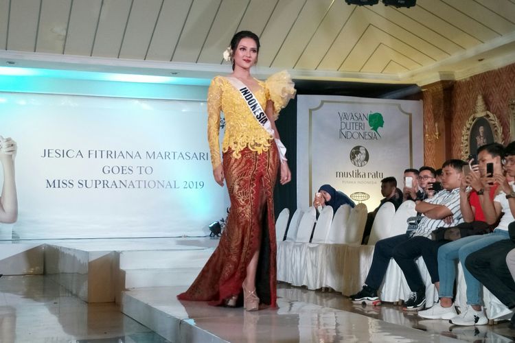 Puteri Indonesia Pariwisata 2019 Jesica Fitriana Martasari dalam jumpa pers di kawasan Menteng, Jakarta Pusat, Selasa (5/11/2019).