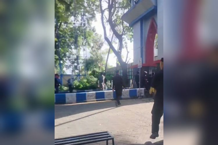 Sejumlah OTK yang melarikan diri usai melakukan aksi penyerangan terhadap mahasiswa di Universitas Muhammadiyah (Unismuh) Makassar, Jalan Sultan Alauddin, Kecamatan Rappocini, Kota Makassar, Sulsel, Kamis (30/10/2025).