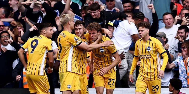 Bek Brighton, Maxim De Cuyper, merayakan gol kedua timnya pada laga Liga Inggris antara Chelsea dan Brighton dan Hove Albion di Stamford Bridge di London pada 27 September 2025.