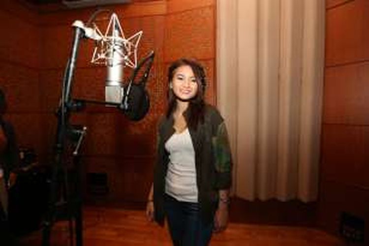 Acha Septriasa saat rekaman soundtrack film Bulan Terbelah di Langit Amerika 2 di Cipete, Jakarta Selatan, Jumat (4/11/2016).