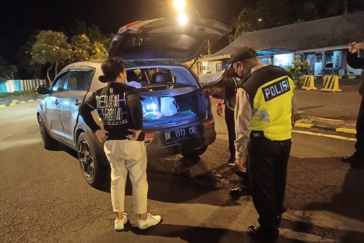 Polisi memeriksa kendaraan yang masuk wilayah Bali melalui Pelabuhan Gilimanuk, Kabupaten Jembrana, Provinsi Bali.