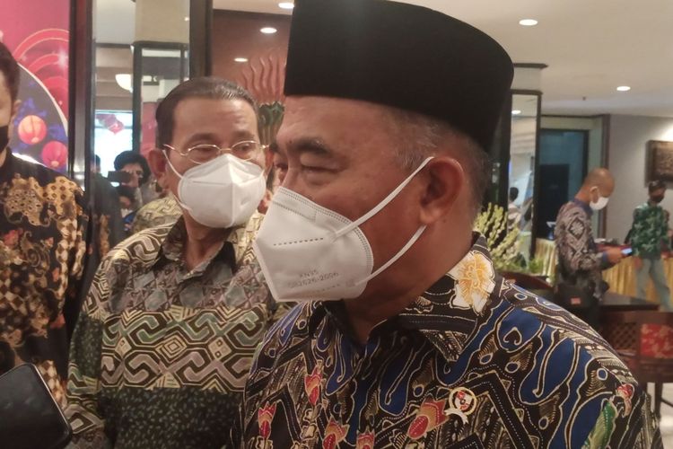 Menteri Koordinator Bidang Pembangunan Manusia dan Kebudayaan (Menko PMK) Muhadjir Effendy saat diwawancarai awak media usai menghadiri Pelantikan Pengurus dan Rapat Kerja Majelis Daerah KAHMI & FORHATI Kota Malang Periode 2021 - 2026 pada Minggu (30/1/2022).