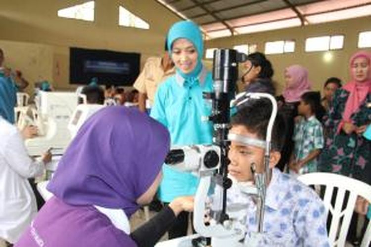 Salah seorang anak di Kecamatan Srumbung Kabupaten Magelang sedang diperiksa penglhatannya oleh dokter, Senin (10/11/2014). 