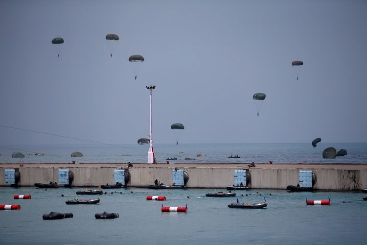 Atraksi saat peringatan HUT ke-72 Tentara Nasional Indonesia di Dermaga Indah Kiat, Cilegon, Banten, Kamis (5/10/2017). Peringatan HUT TNI ini dimeriahkan latihan gabungan dengan menggunakan alutsista andalan dari masing-masing matra TNI, Angkatan Darat, Angkatan Laut, dan Angkatan Udara. KOMPAS IMAGES/KRISTIANTO PURNOMO
