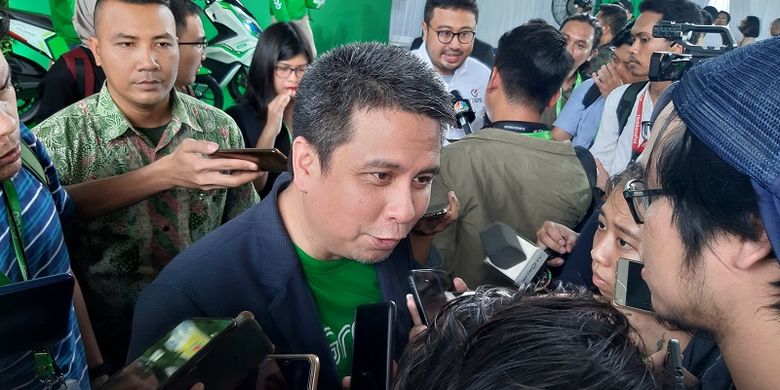 President of Grab Indonesia Ridzki Kramadibrata memastikan Grab akan melakukan uji coba kendaraan listrik pada januari 2020