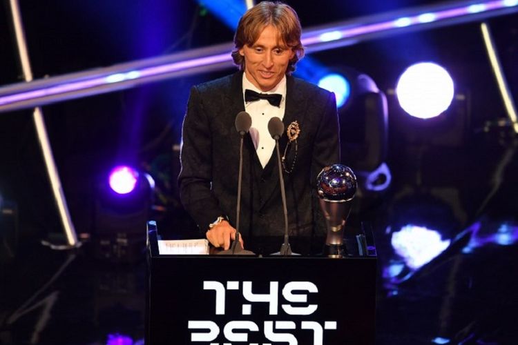 Gelandang Real Madrid dan Timnas Kroasia, Luka Modric, terpilih sebagai Pemain Terbaik Dunia pada acara penganugerahan The Best FIFA Football Awards di London, 24 September 2018. 