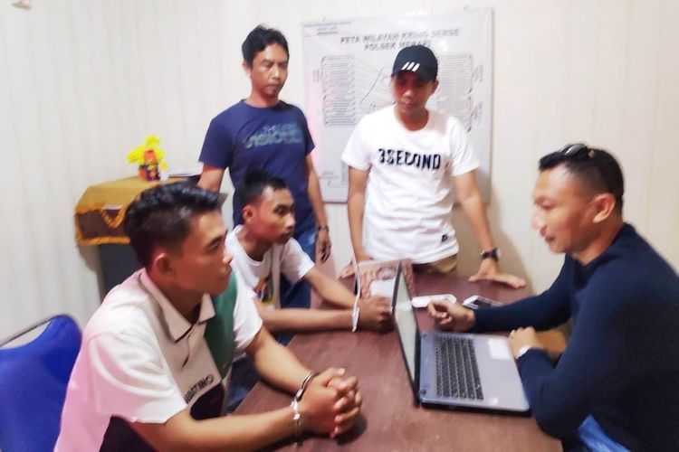 Polisi memeriksa Agus (24) dan Darin (23) di Mapolsek Merapi, Kabupaten Lahat, Sumatera Selatan, Jumat (20/9/2019).