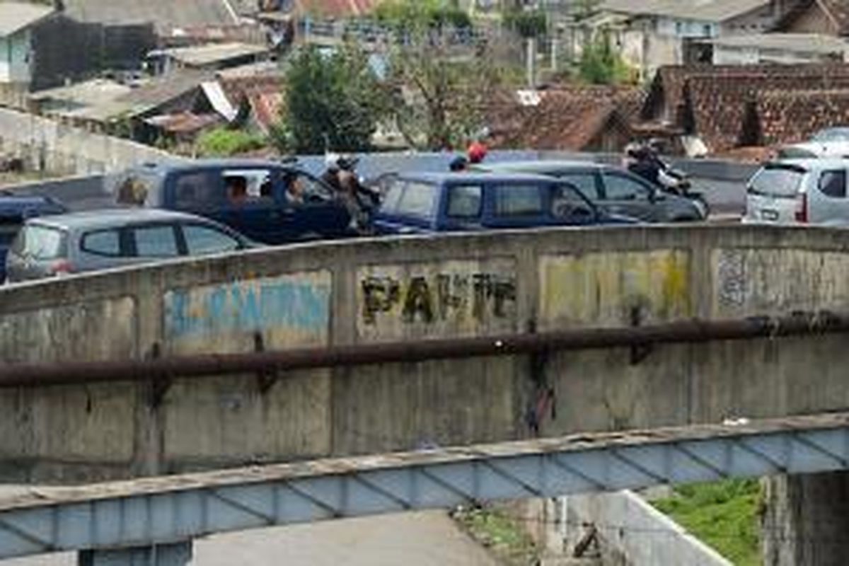 Kepadatan Arus Lalu Lintas Menjelang Pergantian Tahun - Kendaraan yang sebagian besar berplat nomor area luar kota Yogyakarta berjalan merayap di Jembatan Kleringan, Yogyakarta, saat hendak memasuki Jalan Malioboro, Minggu (30/12). Kepadatan arus lalu lintas terjadi di berbagai ruas jalan di Yogyakarta seiring terus meningkatnya jumlah wisatawan yang hendak merayakan pergantian tahun di Yogyakarta.