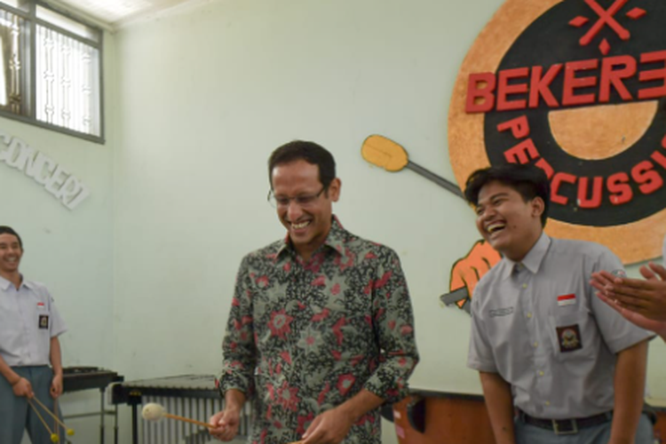 Menteri Pendidikan, Kebudayaan, Riset, dan Teknologi (Mendikbud Ristek), Nadiem Makarim meninjau pembelajaran di SMKN 2 Kasihan, Bantul, Yogyakarta, pada Senin (18/9/2023).