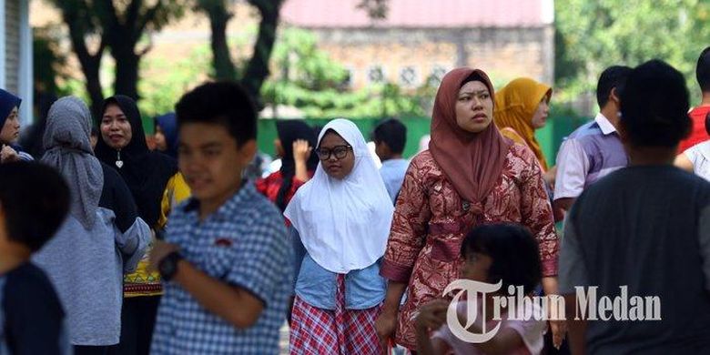 Calon siswa didampingi orangtua/wali murid mengantre saat pendaftaran Penerimaan Peserta Didik Baru (PPDB) Sekolah Menengah Pertama (SMP), di SMP Negeri 1 Medan, Selasa (2/7/2019). PPDB tahun ajaran 2019/2020 tingkat SMP di Kota Medan dibuka mulai hari ini, Selasa 2 Juli hingga Sabtu 6 Juli 2019.
(M Daniel Effendi Siregar) 