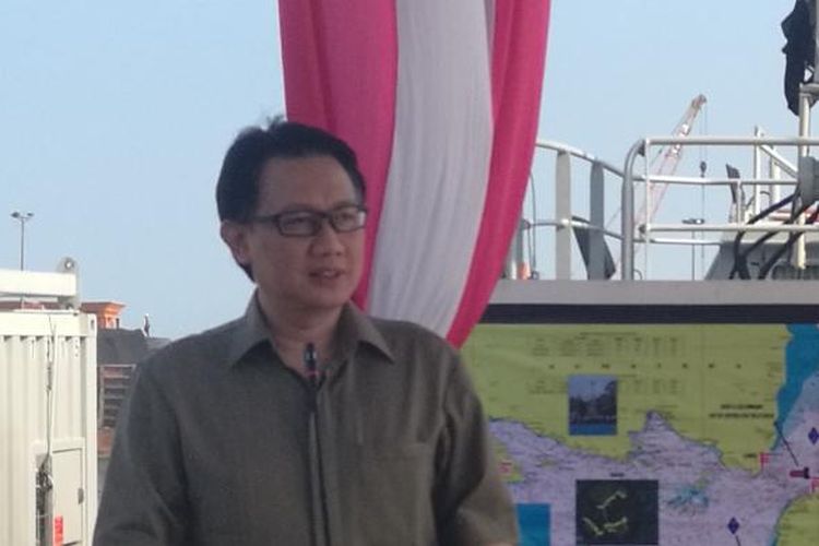 Deputi Bidang Koordinasi Kedaulatan Maritim Kementerian Koordinator Kemaritiman Arief Havas Oegroseno di di Dermaga Pelabuhan Indah Kiat, Cilegon, Rabu (3/8/2016).