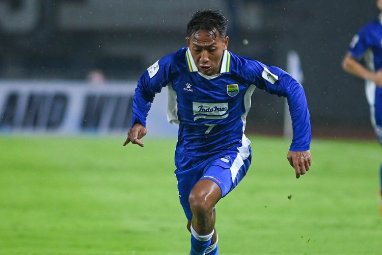 Aksi pemain Persib Bandung Beckham Putra kala tampil di ajang AFC Champions League Two (ACL 2) 2025-2026 menghadapi Selangor FC pada Kamis (23/10/2025) di Gelora Bandung Lautan Api (GBLA). 