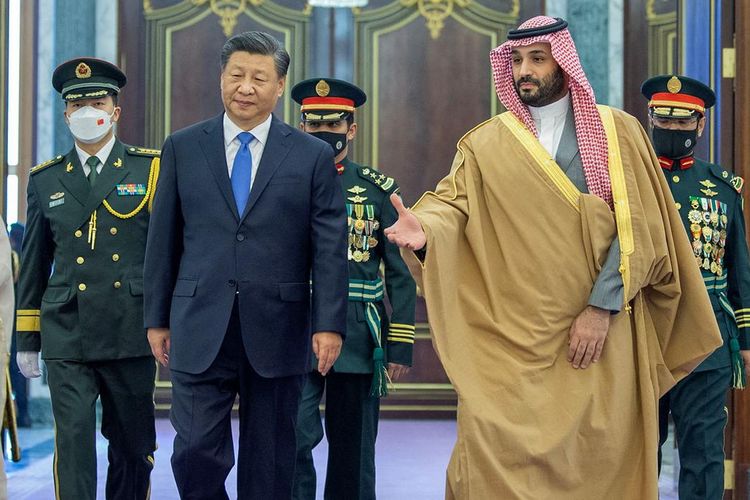 Presiden China Xi Jinping (kiri) bersama penguasa de facto Arab Saudi Pangeran Mohammed bin Salman (kanan).