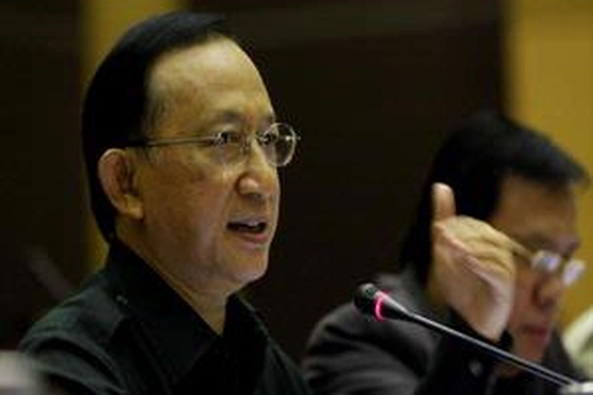 Jaksa Agung, Hendarman Supandji mengikuti rapat kerja dengan Komisi III DPR RI di Gedung DPR RI, Jakarta, Senin (9/11). Selain membahas kinerja kejaksaan, rapat kerja ini juga membahas beberapa hal aktual diantaranya mengenai proses hukum dua pimpinan KPK (non aktif) Chandra M Hamzah dan Bibit Samad Rianto. 