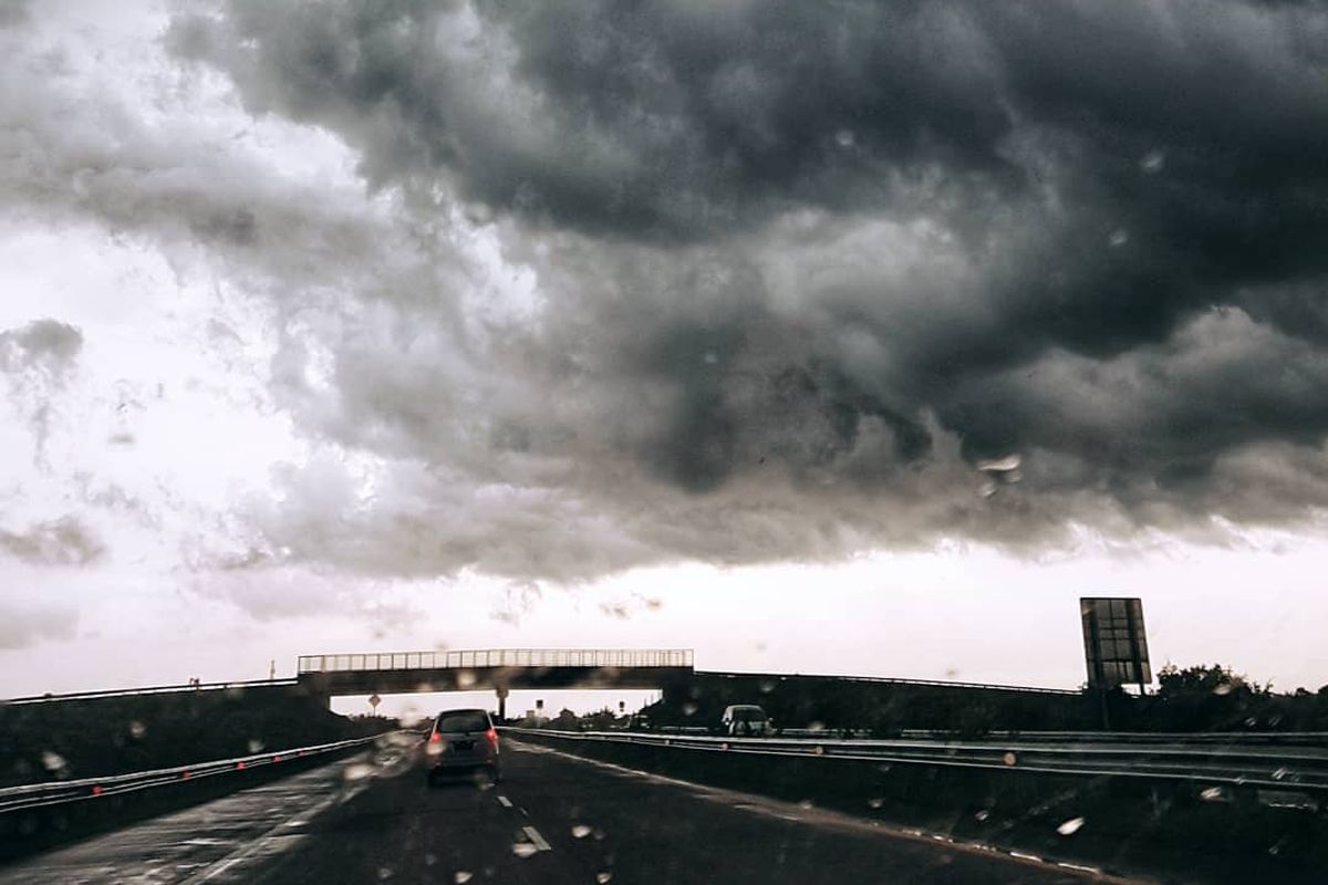 Awam cumulonimbus di Surabaya, Senin (6/1/2020).