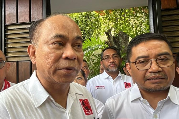 Ketua Umum Relawan Pro Jokowi (Projo), Budi Arie Setiadi, mengunjungi rumah Presiden RI ke-7 Joko Widodo (Jokowi) di Kelurahan Sumber, Kecamatan Banjarsari, Kota Solo, Jawa Tengah, pada Jumat (24/10/2025).