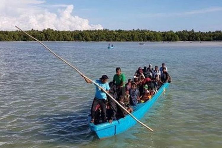 Para pemuda Maluku menyalurkan buku untuk anak-anak di Kepulauan Kei menggunakan perahu. Belum selesai sampai disitu, buku-buku ini harus di bawa ke lokasi kegiatan dengan gerobak kayu pinjaman dari masyarakat.
