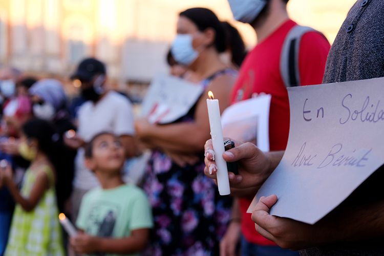 Seorang pria memegang lilin dan sebuah kertas bertuliskan Solidaritas dengan Beyrouth pada acara solidaritas untuk tragedi ledakan besar di Beirut, Lebanon, yang digelar di Toulouse, Perancis, Rabu (5/8/2020). Ungkapan duka dan solidaritas mengalir dari berbagai penjuru dunia atas insiden ledakan dahsyat di Beirut, Lebanon, Selasa (4/8/2020), yang menewaskan lebih dari seratus orang.