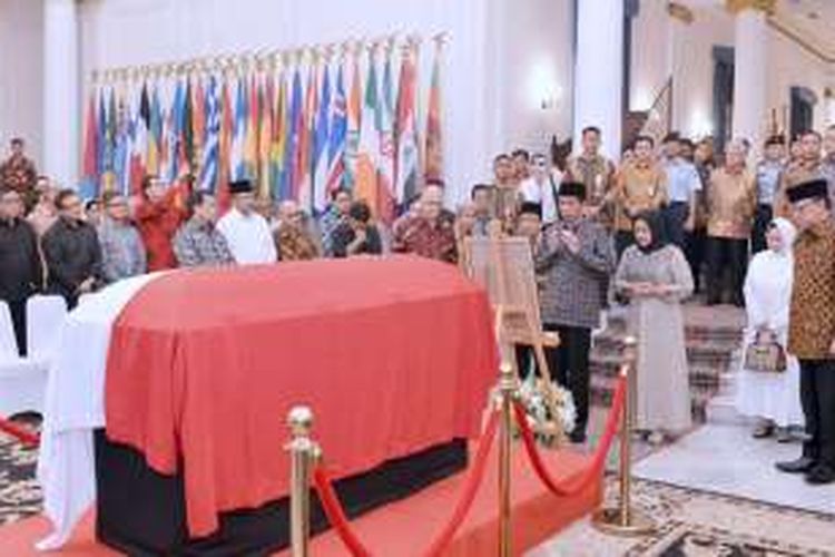 Presiden Jokowi dan Iriana memberikan penghormatan terakhir kepada jenazah duta besar RI untuk Kroasia Alex Litaay di kantor Kementerian Luar Negeri, Kamis (30/6/2016).
