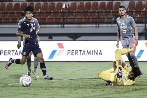 Greg Nwokolo Akui Penjaga Gawang Persebaya Jadi Pembeda