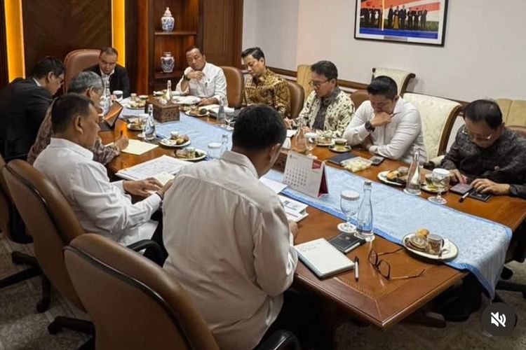 Sekretaris Kabinet (Seskab) Teddy Indra Wijaya menggelar rapat terbatas bersama sejumlah pejabat, mulai dari Wakil Ketua DPR RI Sufmi Dasco Ahmad hingga Kepala PPATK Ivan Yustiavandana di Jakarta pada Kamis (9/10/2025) pagi. 