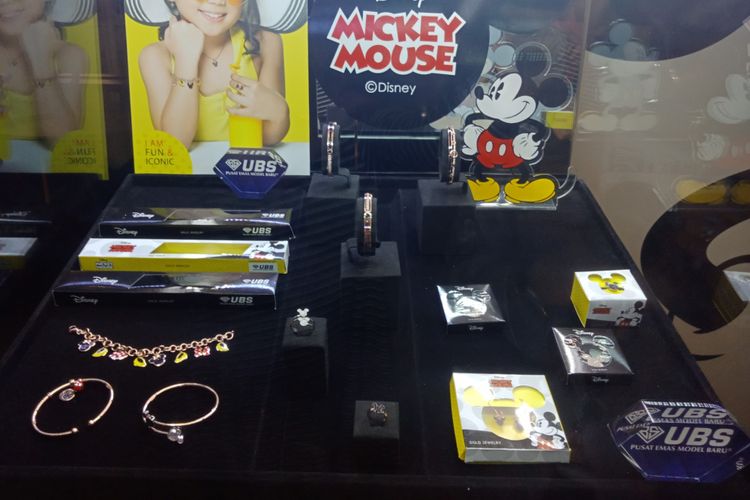 Koleksi perhiasan kolaborasi UBS Gold x Disney yang diluncurkan di Plaza Indonesia, Jakarta, Jumat (20/7/2018). Mickey Mouse menjadi karakter pertama yang dijadikan inspirasi koleksi perhiasan.